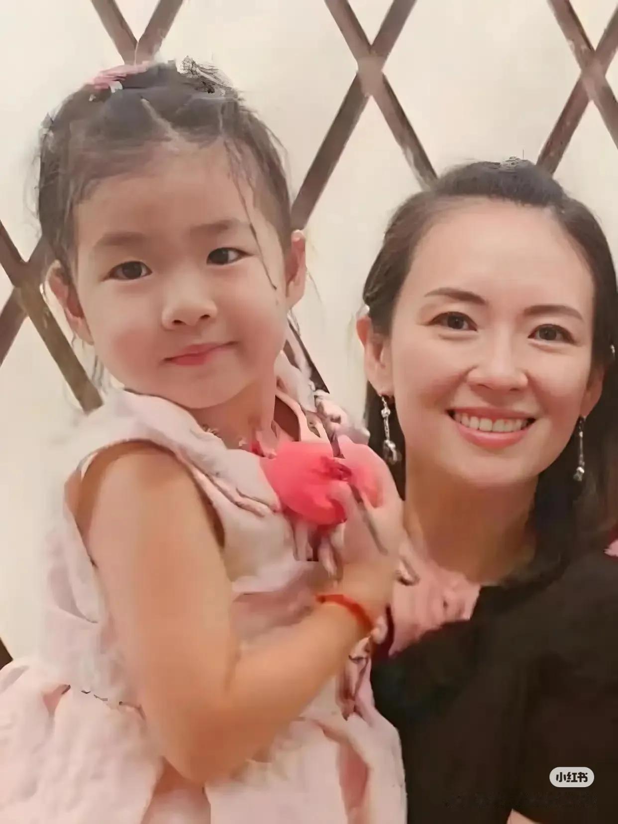 原来电影《酱园弄》里章子怡女儿醒醒也有客串演出，就是章子怡在法庭辩解的那场戏里，