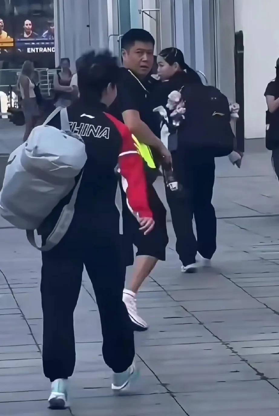 莎莎吃过饭上训，老Coco催莎莎快点，莎莎在后边紧赶慢赶，还是没赶上车，