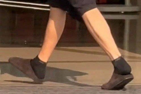 王一博是不是最近爱上了这个应该是叫勃肯鞋谁懂我笑点哈哈哈哈哈[笑着哭]​