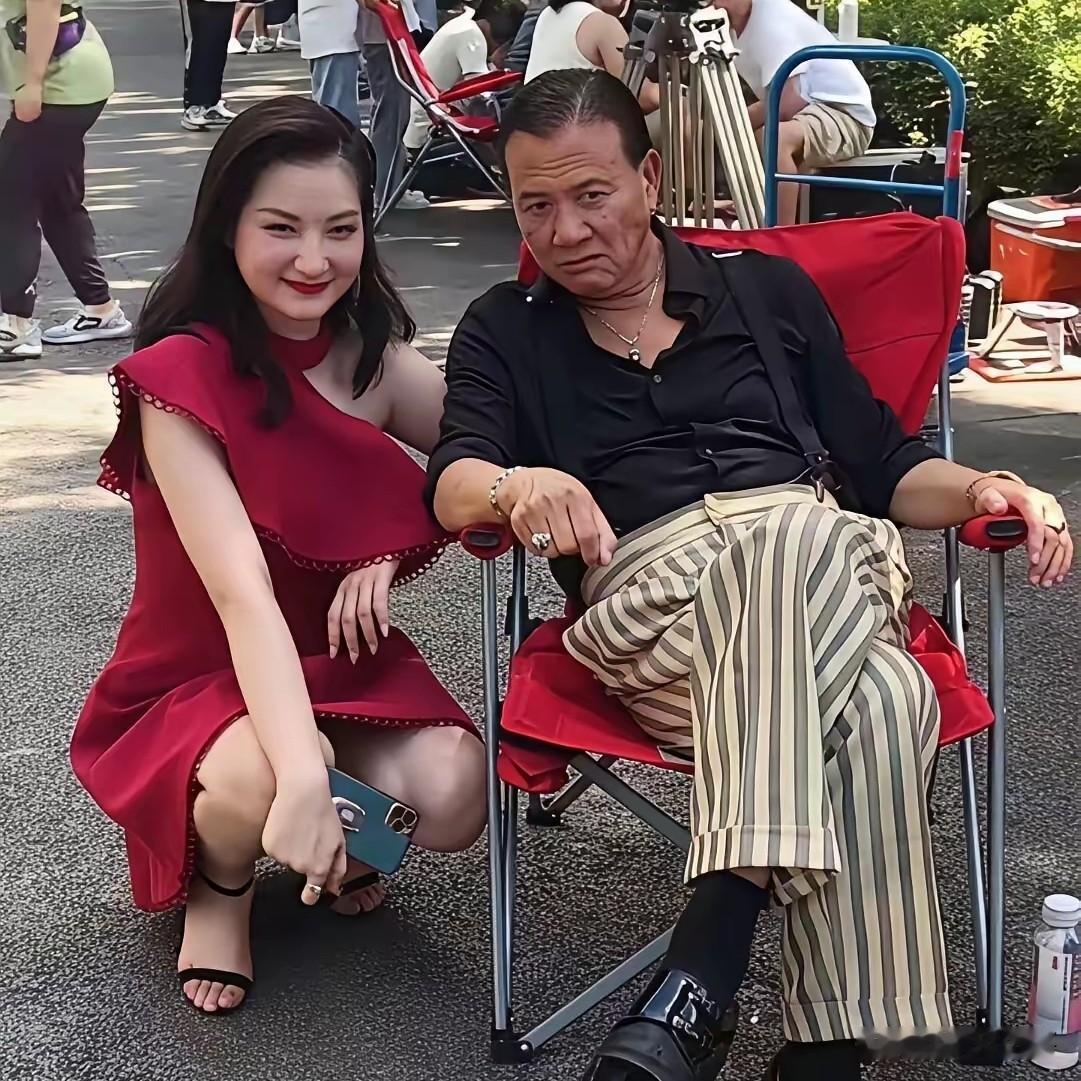 万梓良街头素颜实拍，他可是昔日港圈男神啊！镜头下，他身着简约休闲便装，随意坐在座