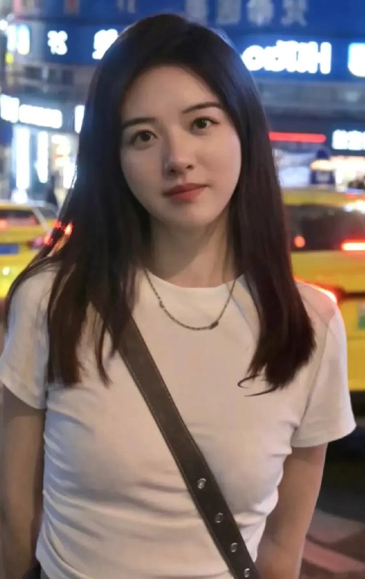 呵呵，网上一个男的，张嘴闭嘴就给我画大饼，一口一句让我做他的情人。还说和老婆关系