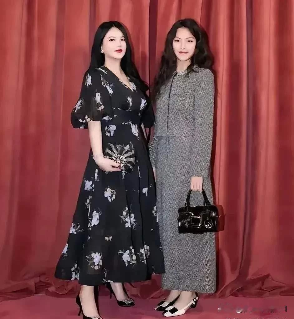 终于知道真相了！原来李湘这次全平台被禁止关注，是因为。之前的画展，她女儿