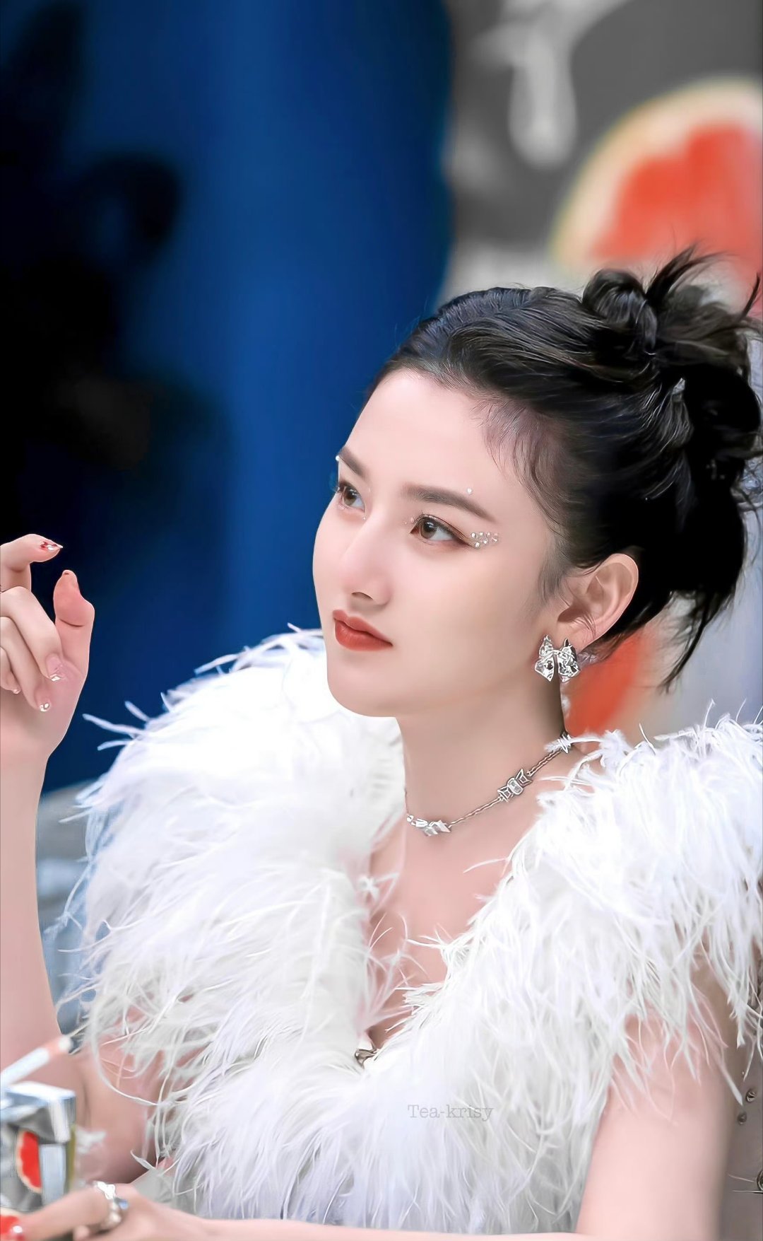 宋祖儿这张脸塑造性太强了，同样的钻脸装扮，可以很御又可以很甜