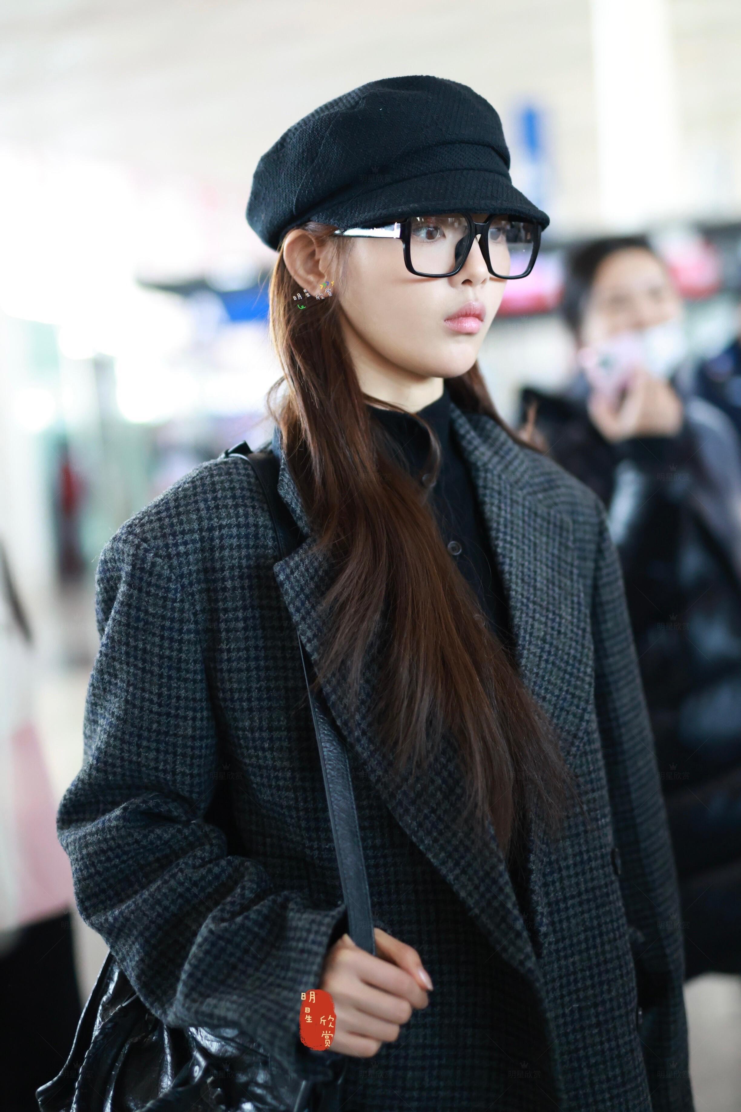 杨超越x今日机场穿搭生图·呆萌黑丝美腿