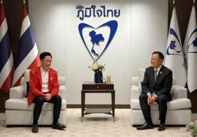 他信家族终于接受了自己的定位，选择与阿努廷共同组阁。这意味着阿努廷当总理已经是板