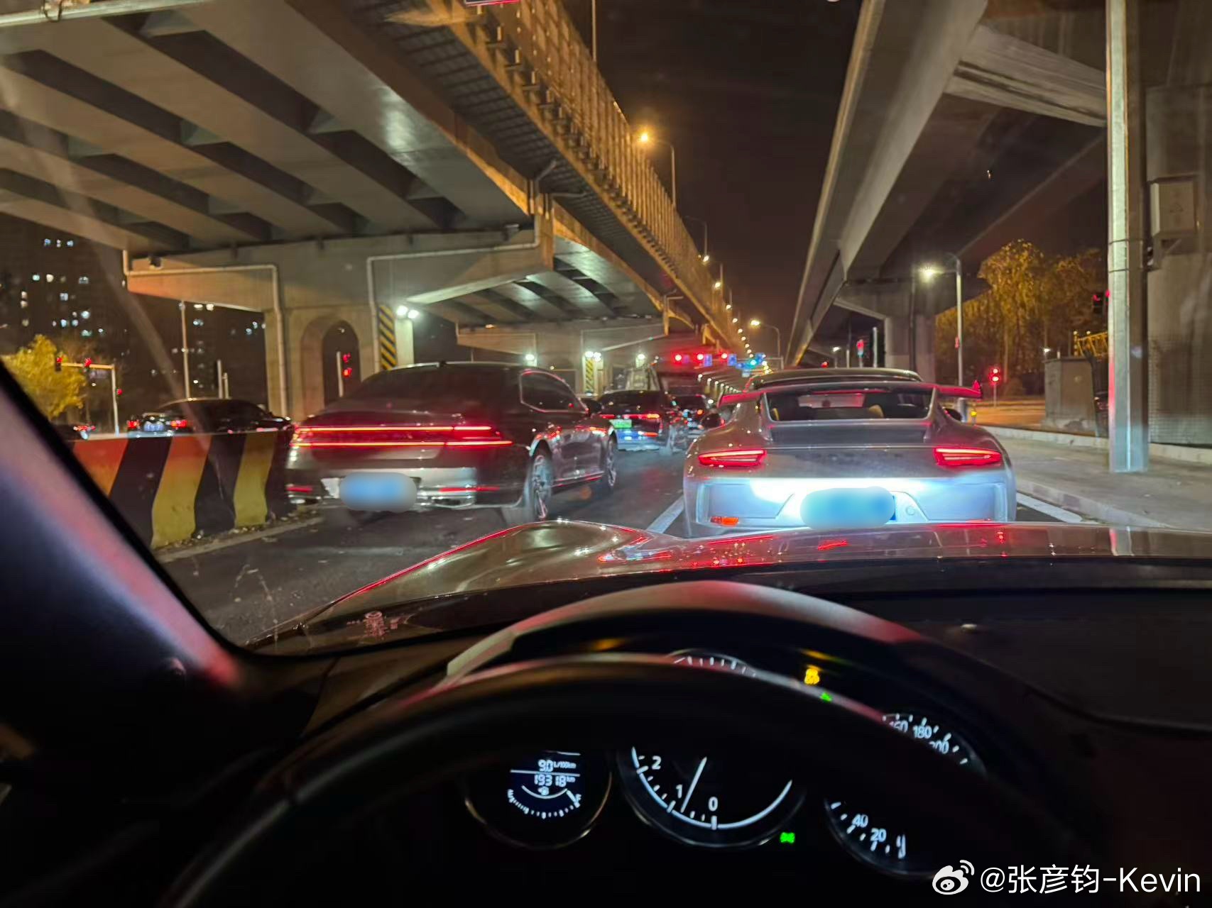 等红灯，遇到台捷尼赛思G90！气场还挺足！那么问题来了：请问图中这三台车，哪个北