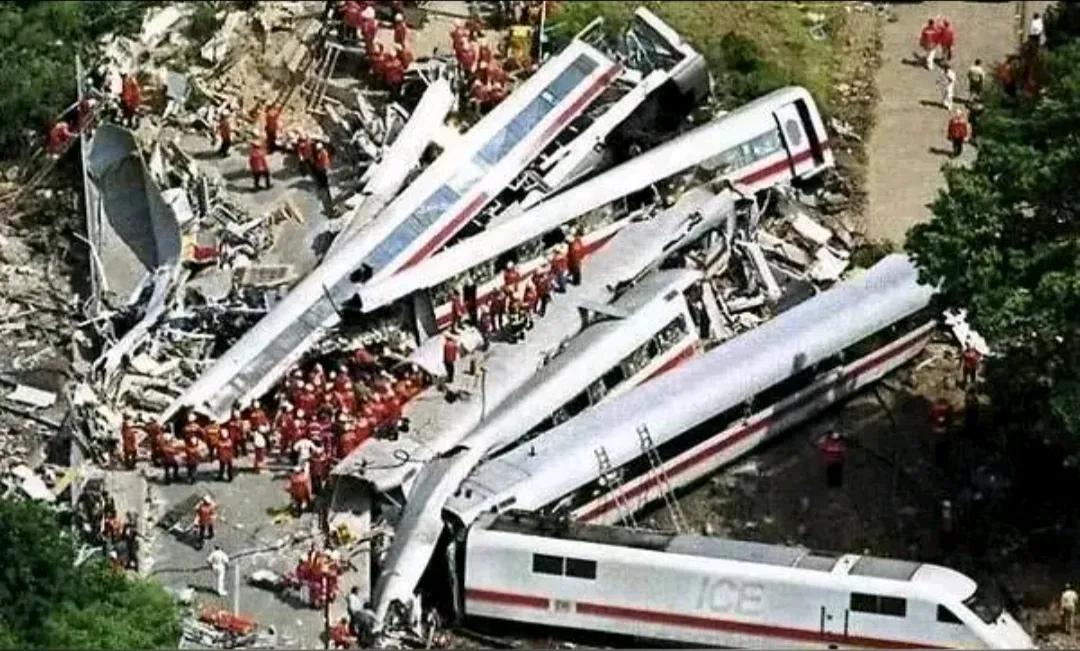 人们在出行时，总觉得高铁要比飞机安全得多，其实这只是一种自我安慰，纯属心理因素，