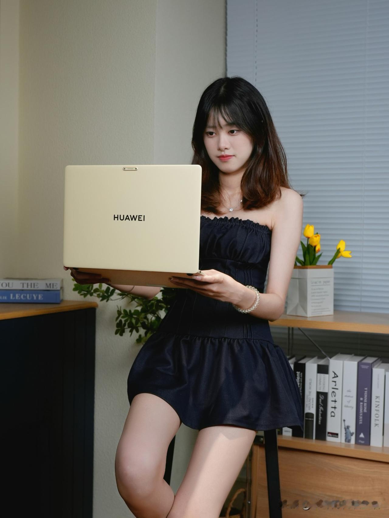 余承东发了个拆机视频，798克的鸿蒙电脑MateBookProS，整机找不到