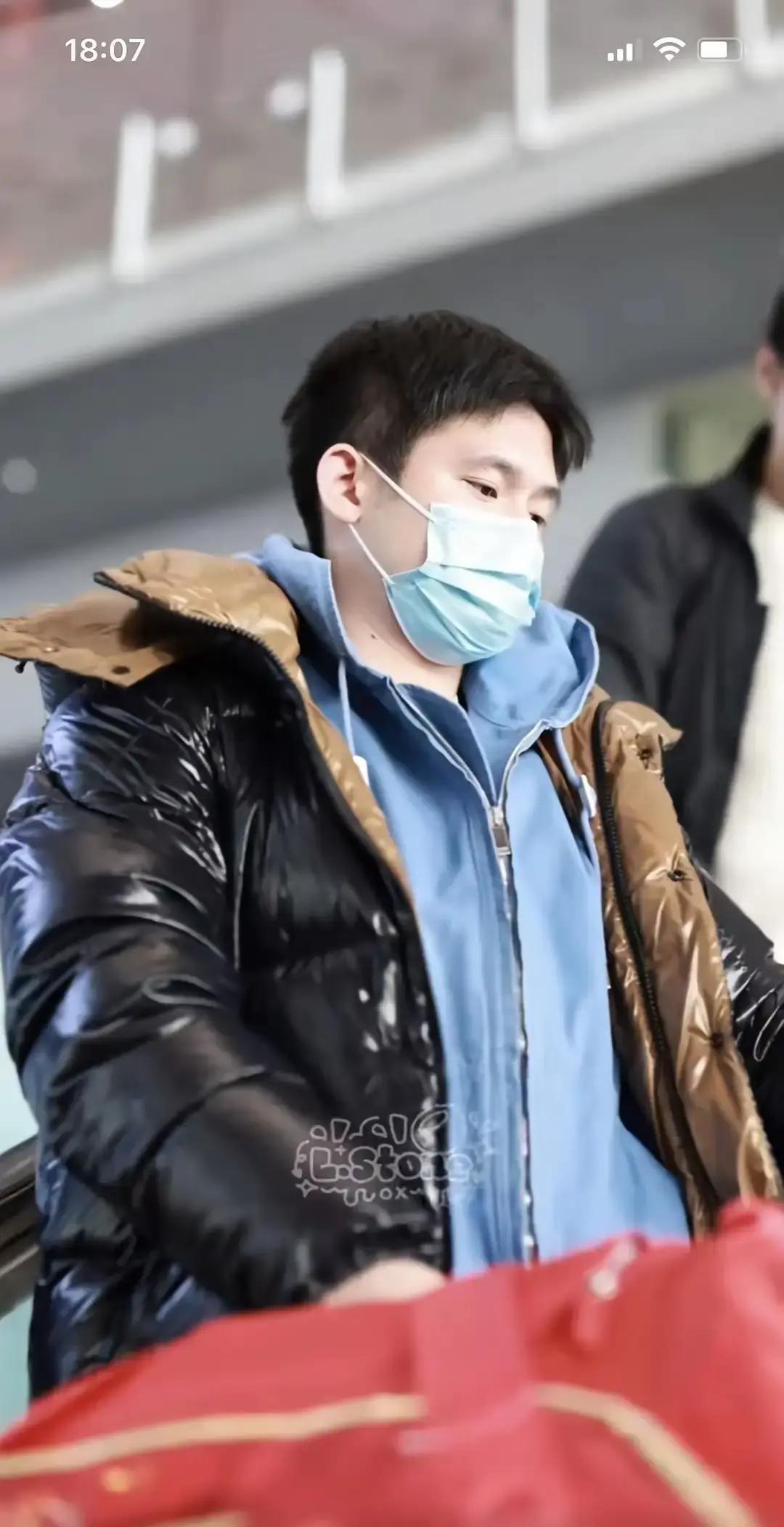 小石头林诗栋在香港那场比赛，输得确实憋屈。单打双打都没拿下，离场时头都没抬。但说