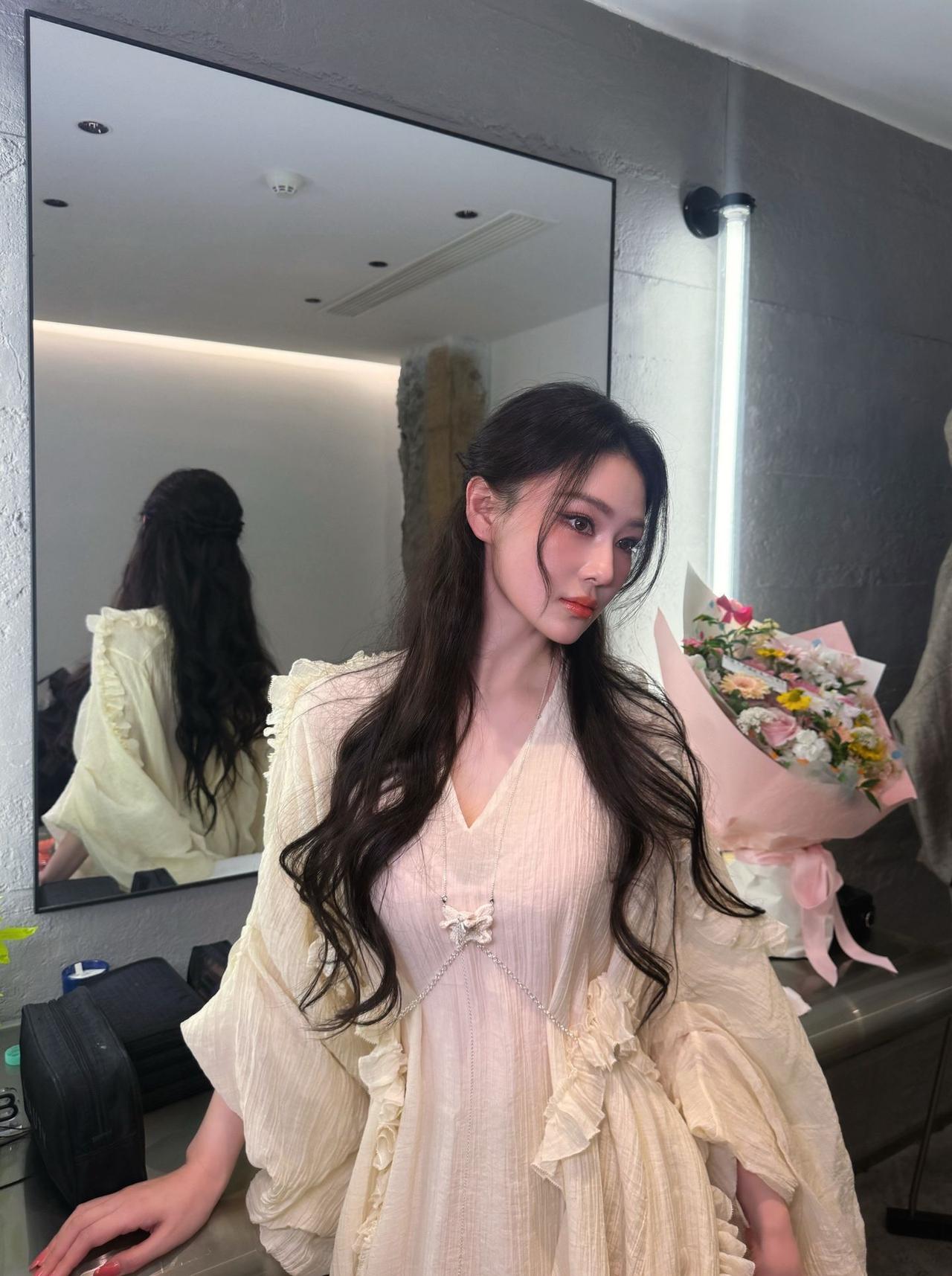 张馨予灯光把发丝染成蜜色蝴蝶项链垂在领口像把半片月光系在了温柔的褶皱里