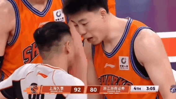 张镇麟对于这个吹罚犯规非常激动，这个体毛犯规裁判的很准，张镇麟有点崩溃了，已经五
