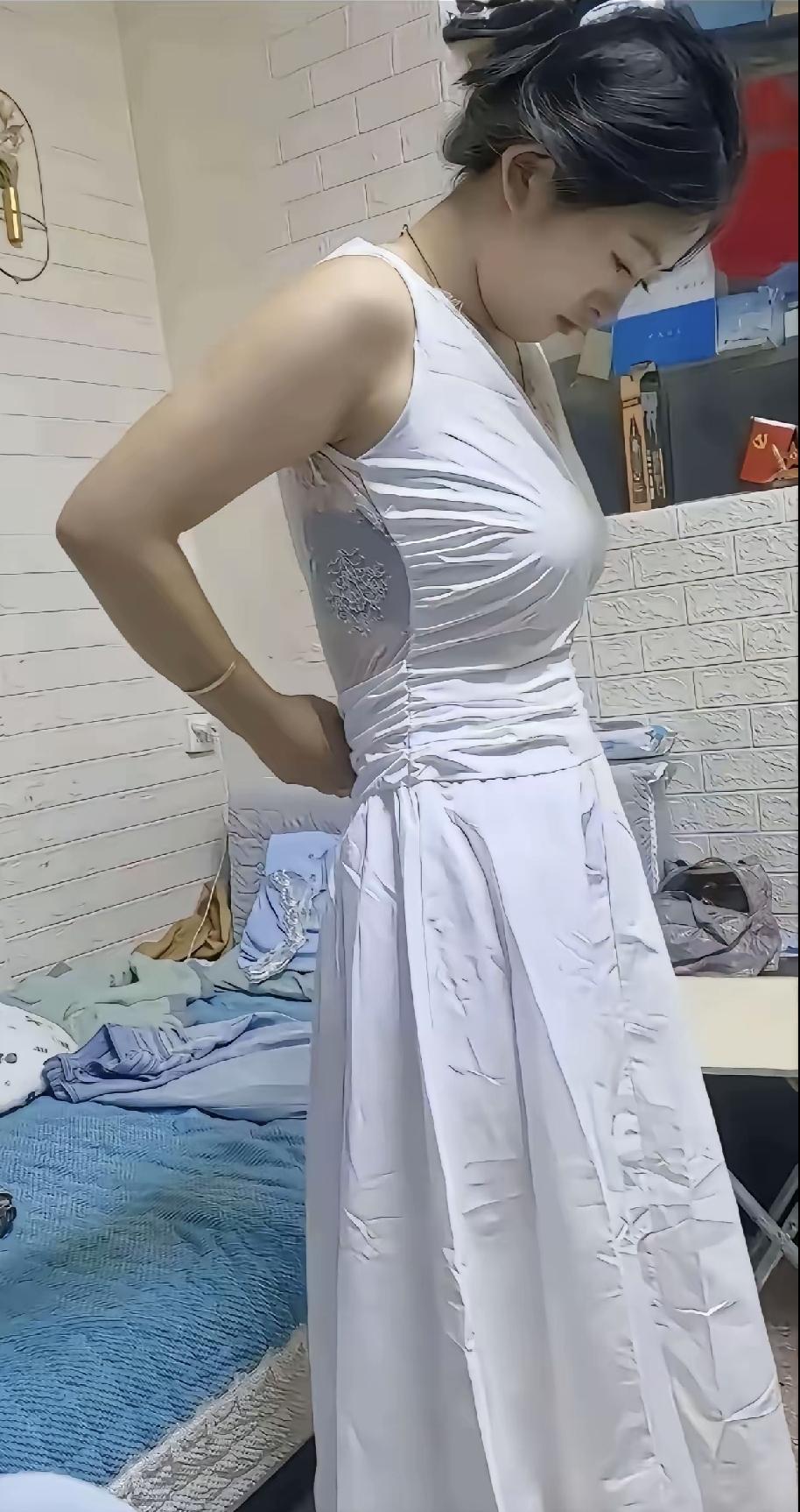 上个月车间李叔干够五年辞职了，岗位立刻挂出6000工资都没人来。最后公司涨到80