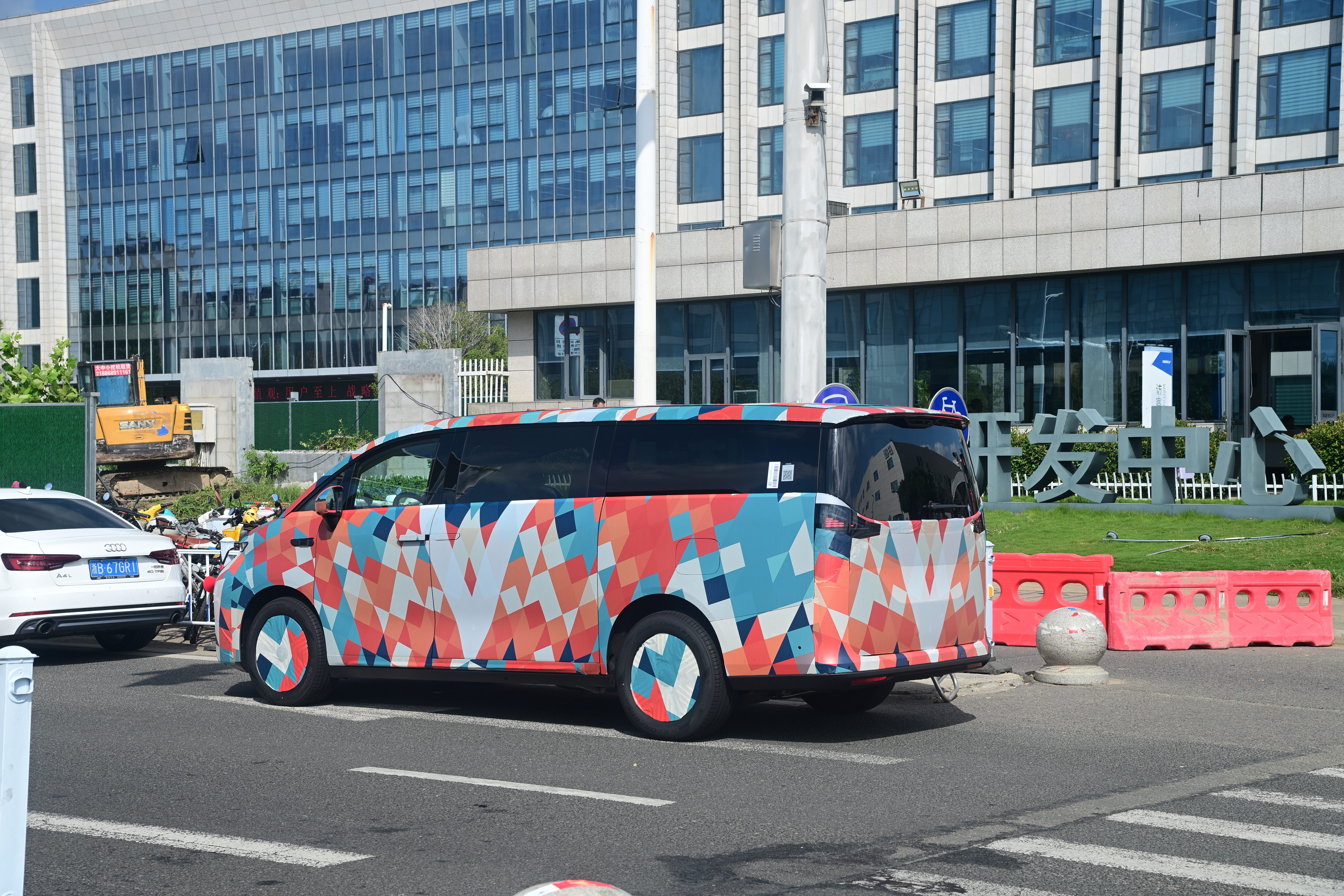 吉利全新伪装车曝光，经典的MPV轮廓，车身带有巨大V字涂装，B柱及尾部设计与埃尔