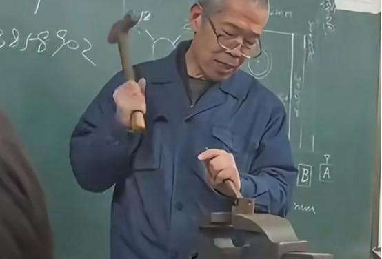 当电磁脉冲瞬间瘫痪全球算力，不可一世的数控机床沦为工业废铁，谁能维持文明最后的心