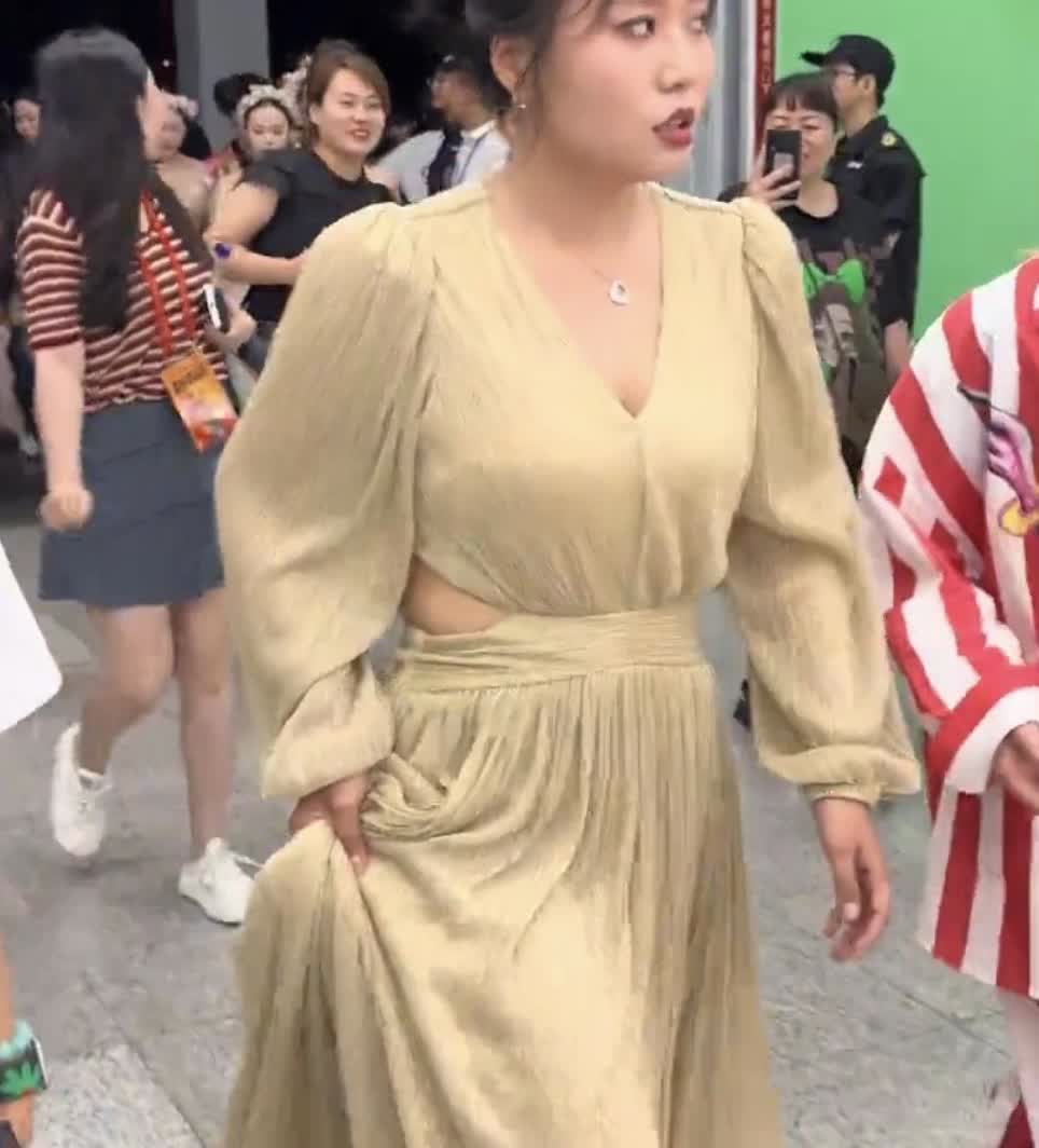 李雪琴现在是真的瘦！和女演员鄂静文一起走红毯，鄂静文是明显的骨干，李雪琴也穿露腰