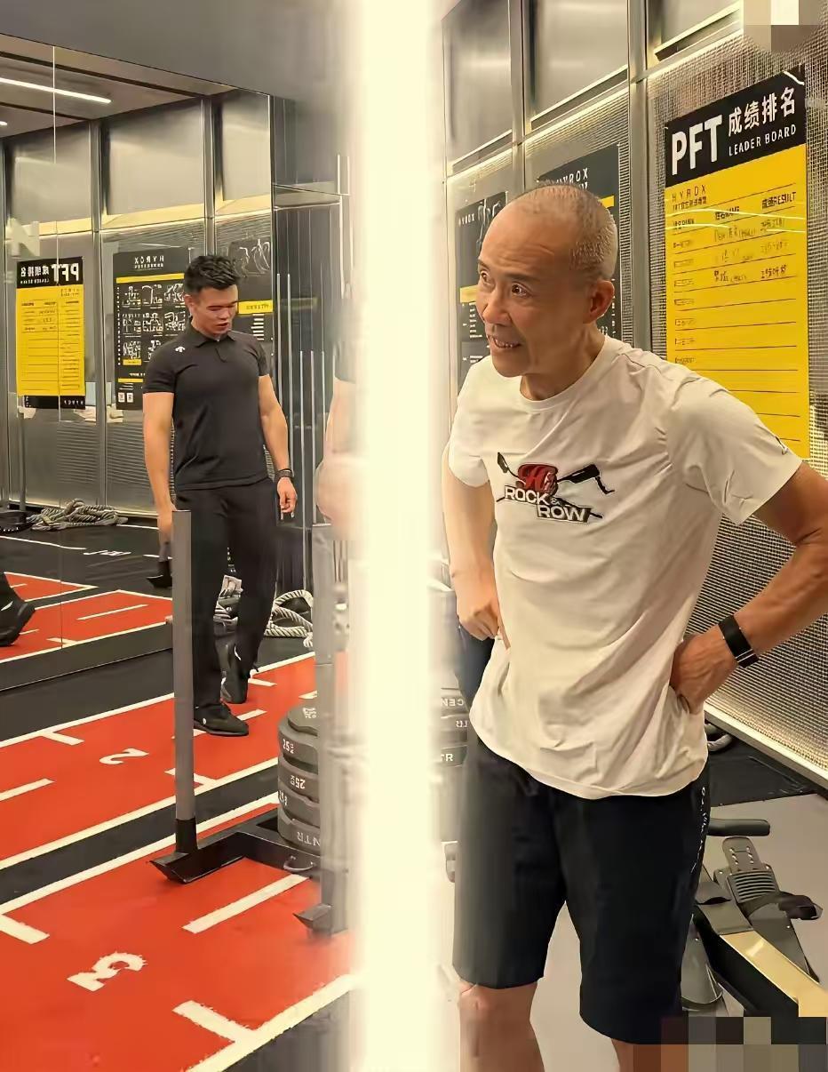 老王头看来真的为了那个小田真的是拼了自己的老命呀，只可惜满头白发无法挡住岁月的强