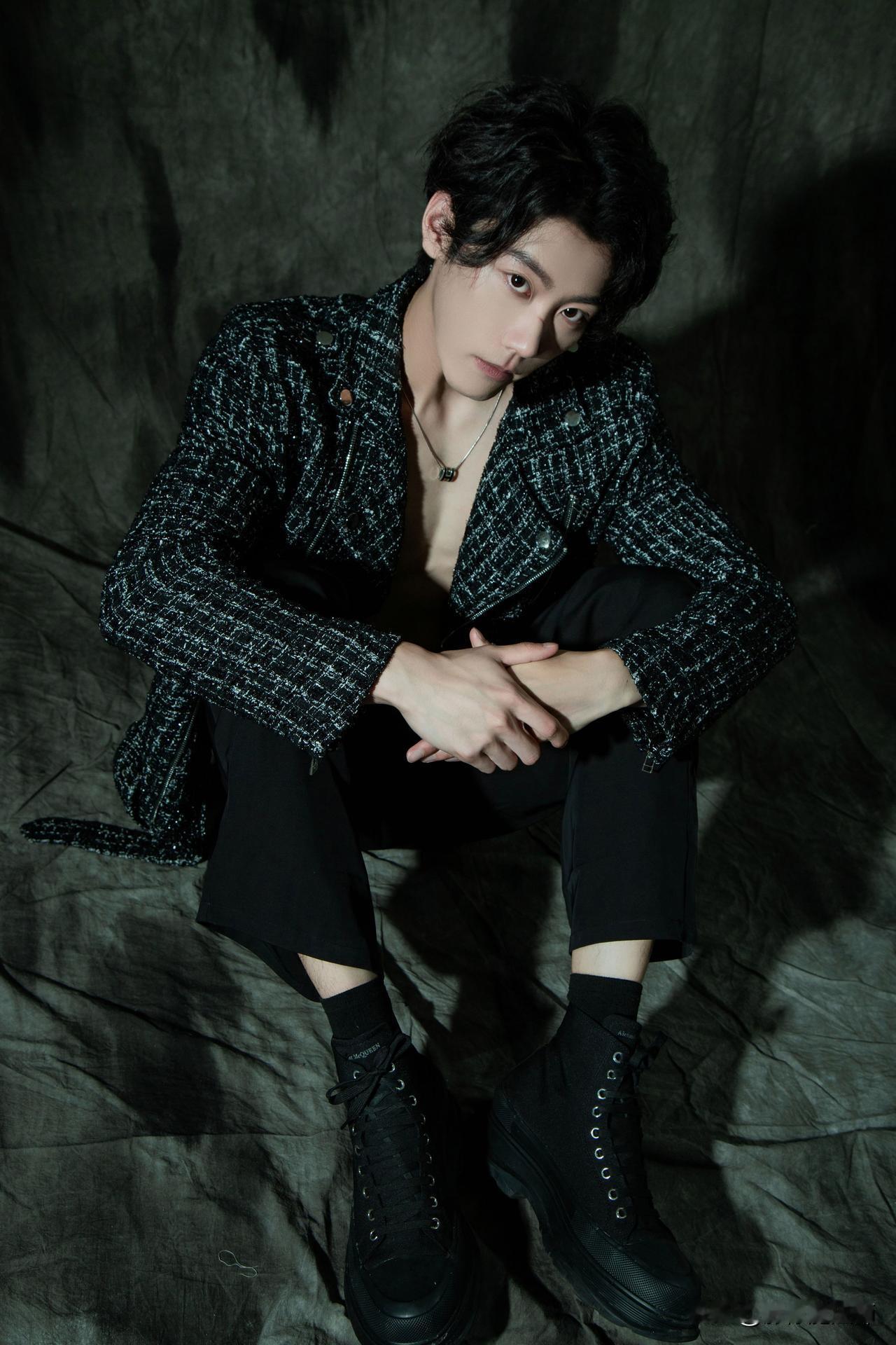 都市酷炫风，黑色皮衣搭配，时尚感爆棚！🕶️💨轻奢感日常穿搭清冷感男生造型