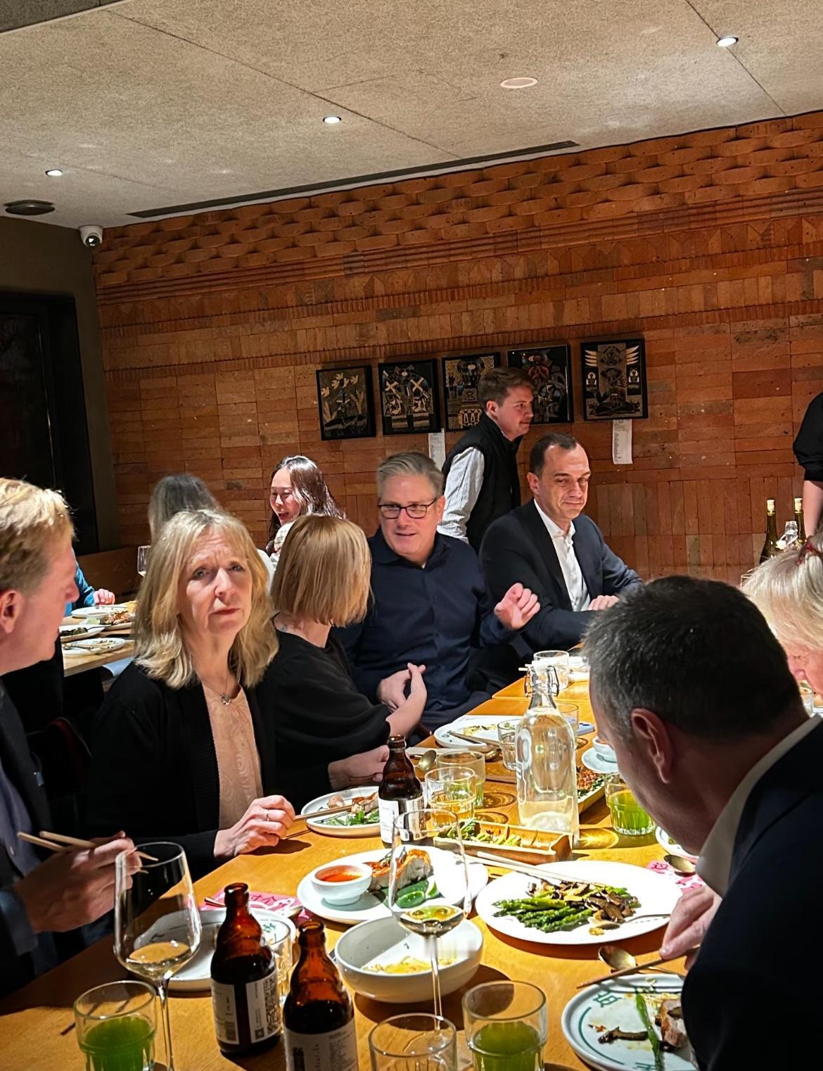 斯塔默访华第一餐品尝云南菜1月28日，英国首相斯塔默抵达北京后，第一餐选择在