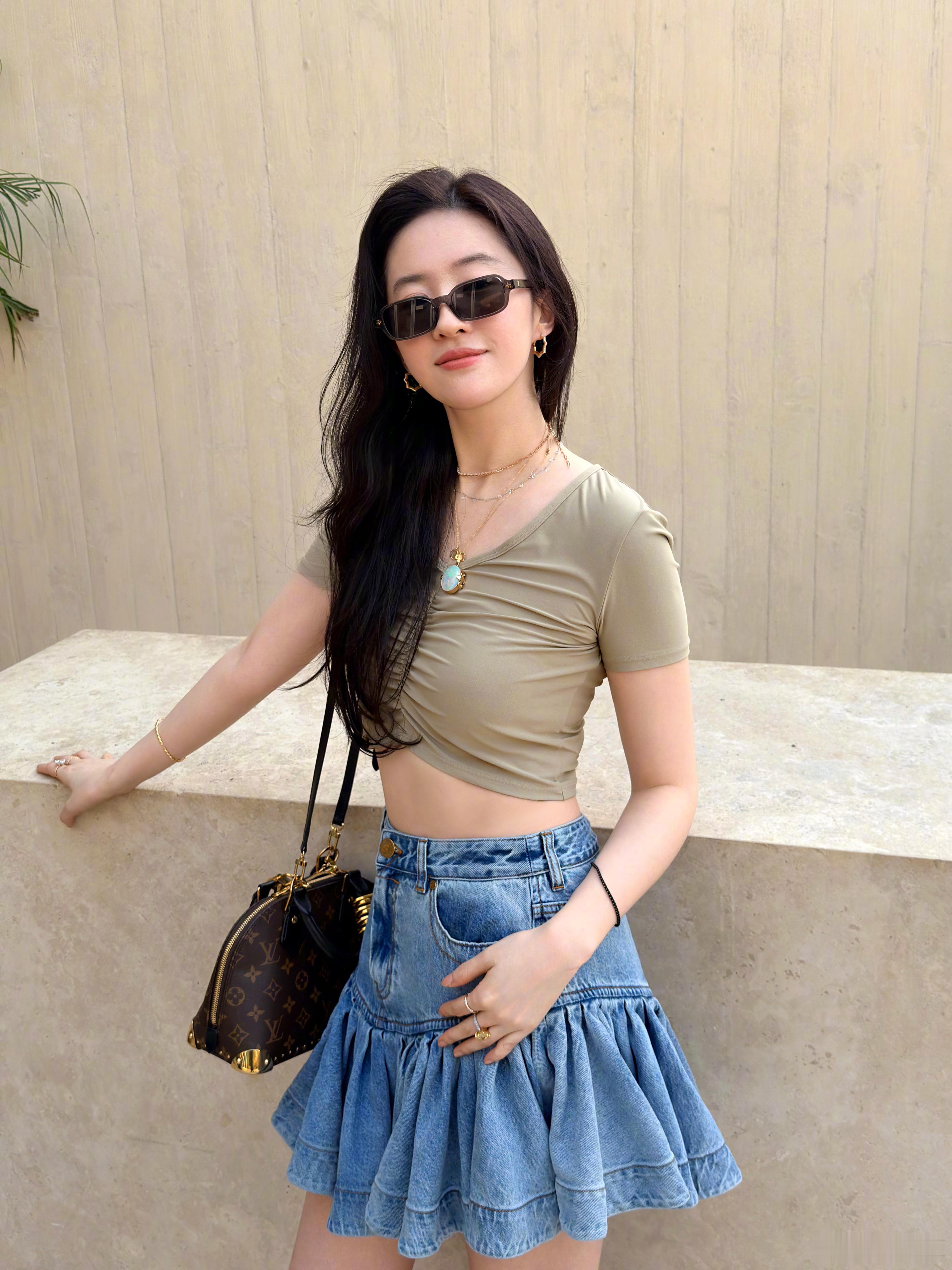 网友北京偶遇刘亦菲购物刘亦菲的日常生活照