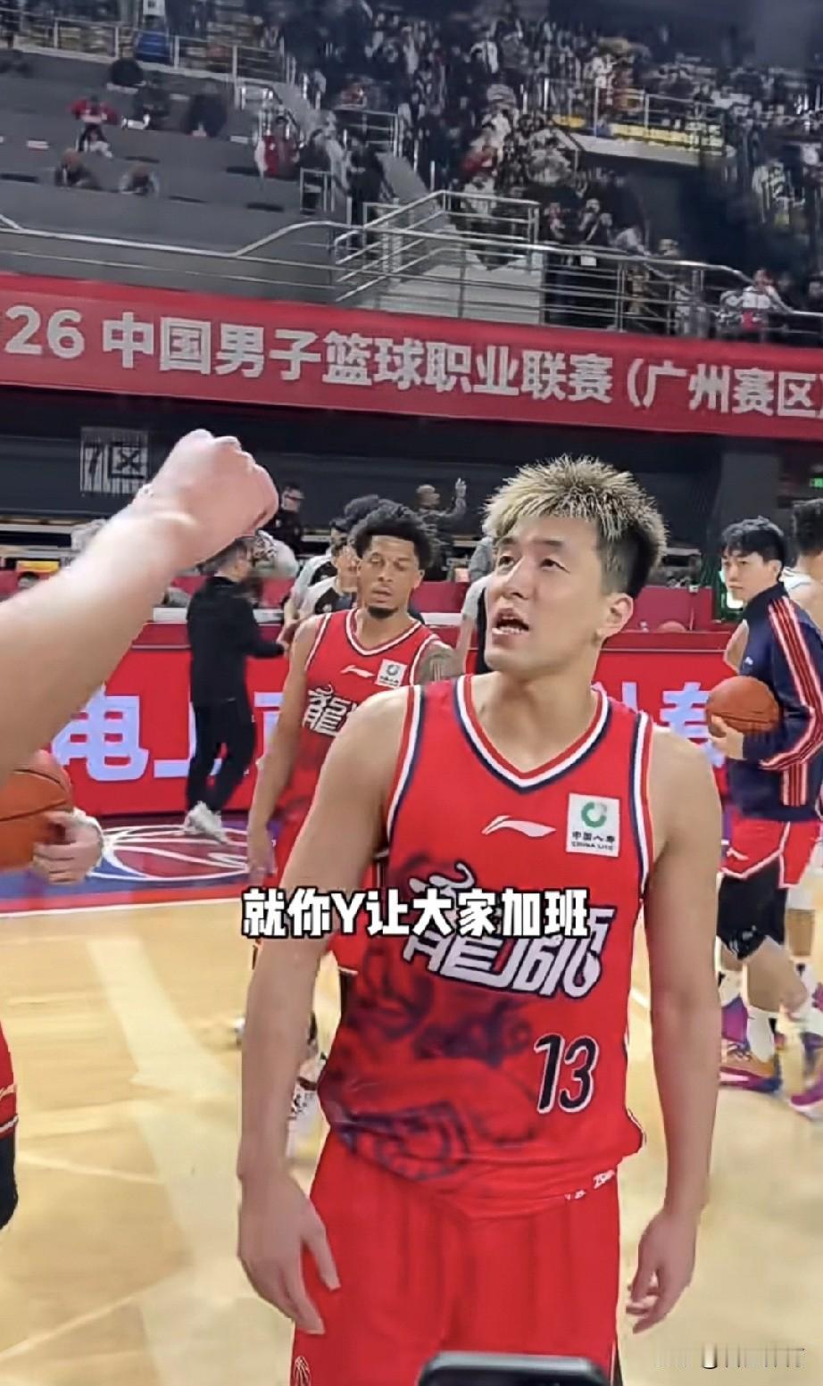 徐昕关键失误，险葬送比赛胜利，遭郭艾伦质问:就你Y让大家加班的？别瞎传！当然