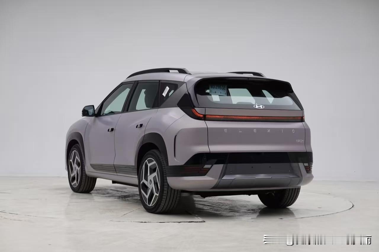 搭载弗迪磷酸铁锂刀片电池，CLTC续航最高达722公里，30%-80%快充仅需2