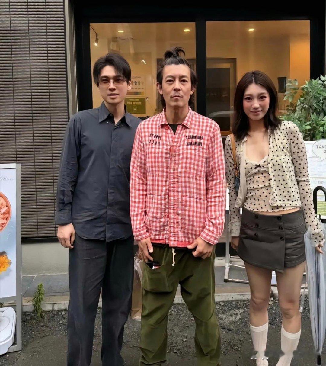 陈冠希和9岁女儿在日本东京逛街被偶遇，现在已经被岁月摧残成了一个沧桑的大叔。