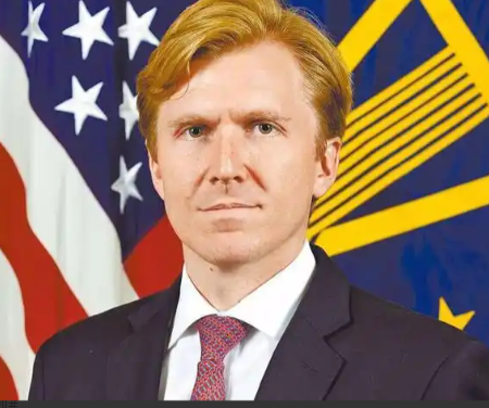 美国防部副部长柯伯吉观看中国93阅兵后认为，围堵对抗中国已没有多大意义，如果和中