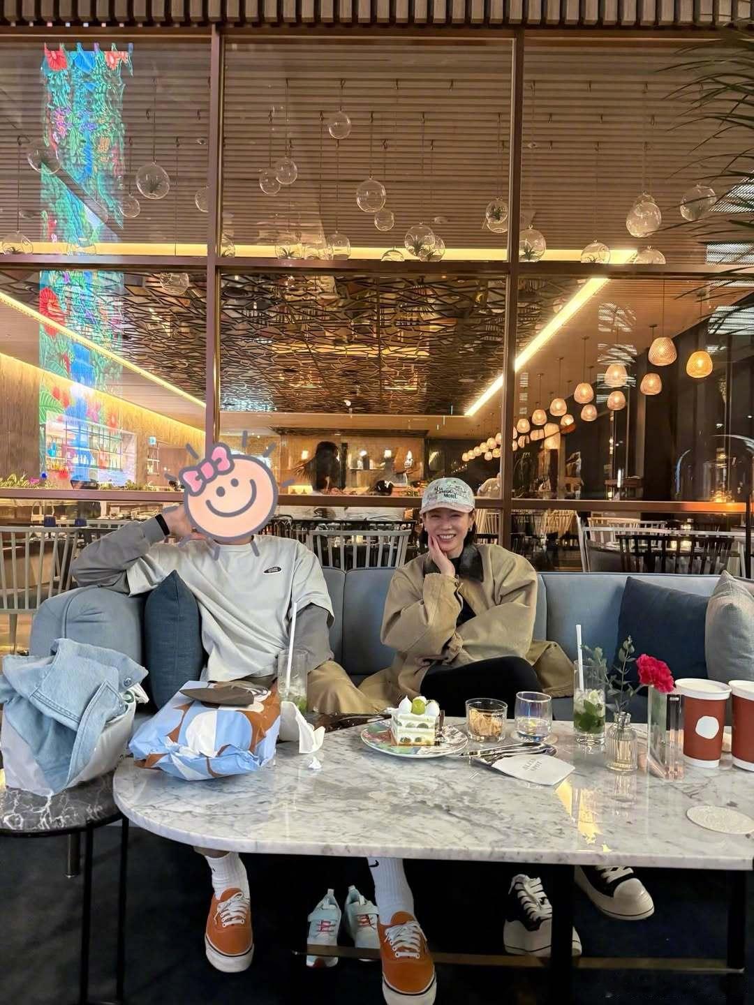 孙艺珍分享了儿子拍摄的夫妻外出约会照，发文：儿子拍照越来越有模有样了📸虽然偶尔