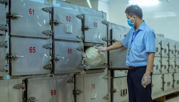 2003年，上海男大学生李奇乐患病去世，但因欠下高额治疗费用被医院拒绝开具死亡证