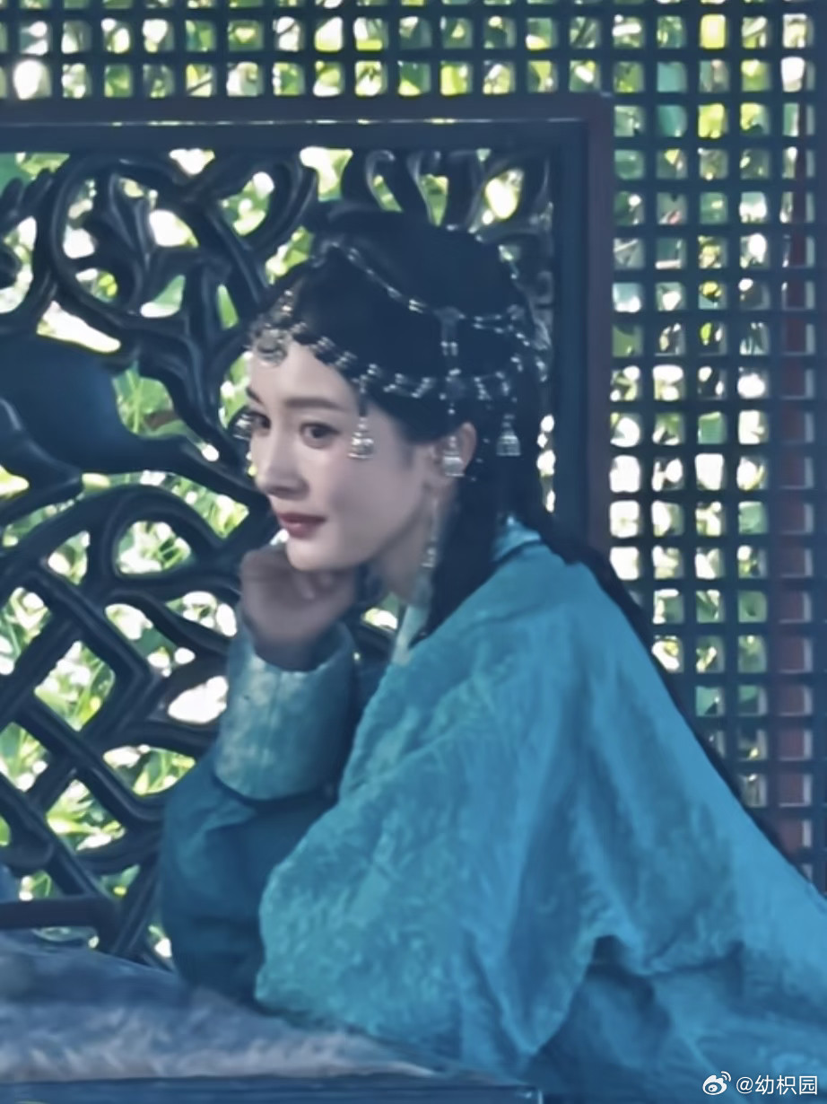 看多了千篇一律的精修美颜，忽然看见杨幂直面原相机、为角色适配状态的模样才恍然，真