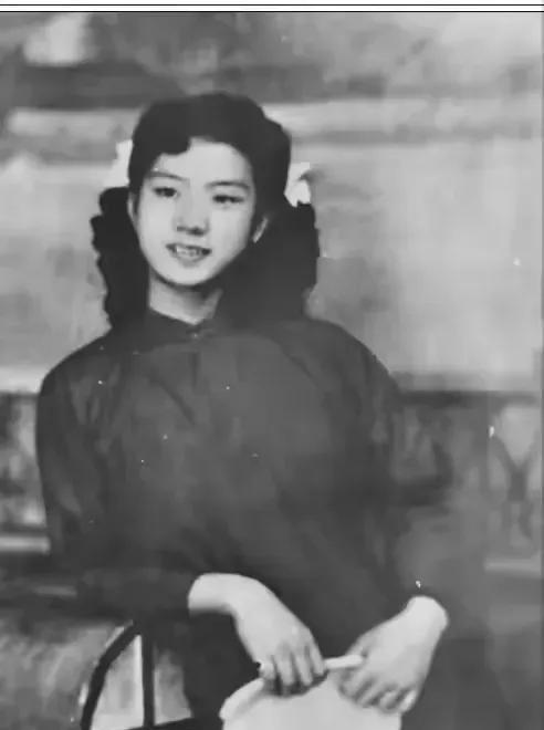 1949年，一女战士不幸被特务抓捕。审讯时，特务用刀子划开她的衣服，逼问：“你到