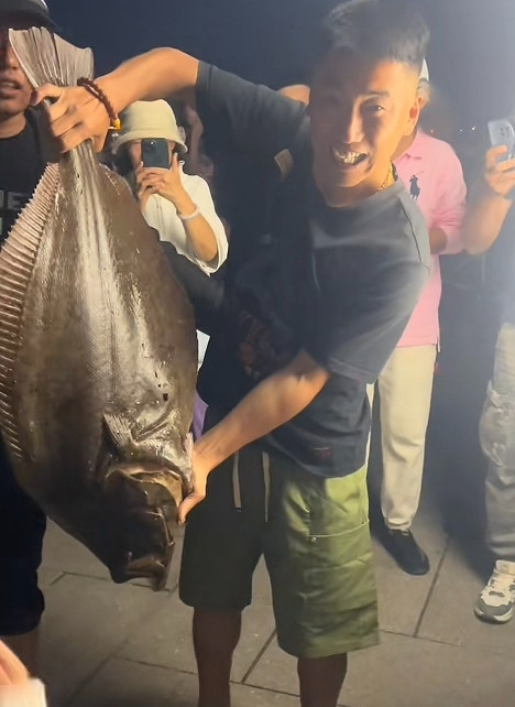 大连钓上“鸦片鱼王”刷爆全网，栈道一夜之间被钓友“占领”！