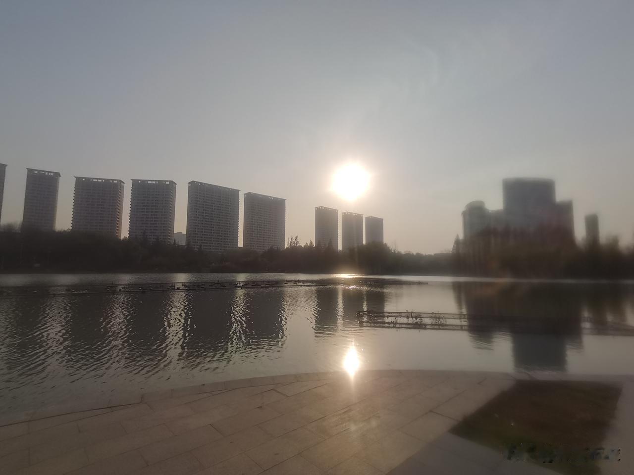 昨天下午，我在公交车上闹了件“六亲不认”的尴尬事儿。下午三点多，我从小区门口