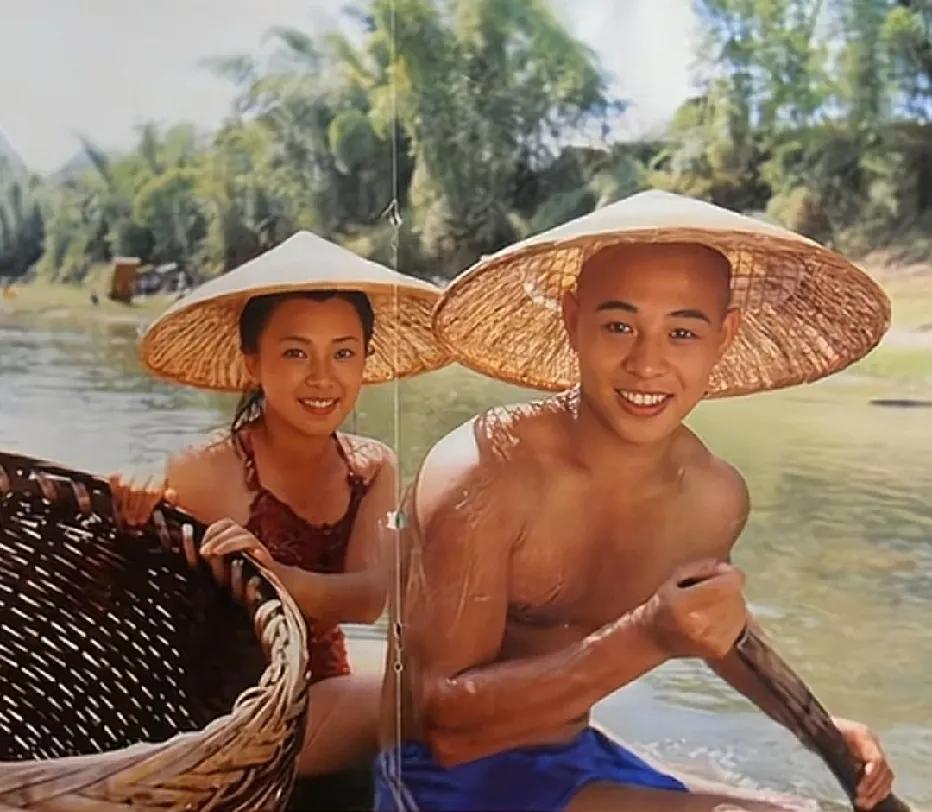 80年代，李连杰与师姐黄秋燕在漓江泛舟时的一幕，李连杰作为享誉全球的功夫巨星，年