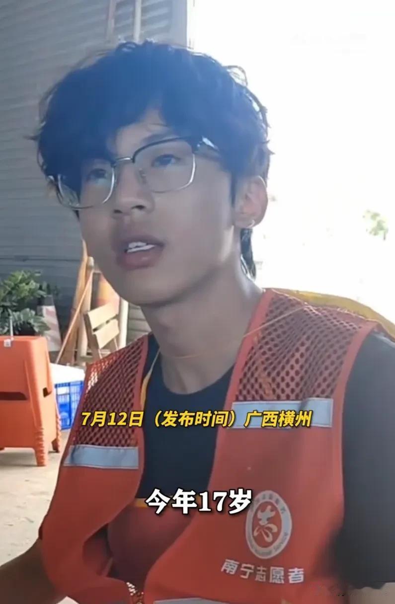 “最靓的仔！”河南一名17岁男孩看到广西受灾的新闻后，直接买了一张火车站票，跨越