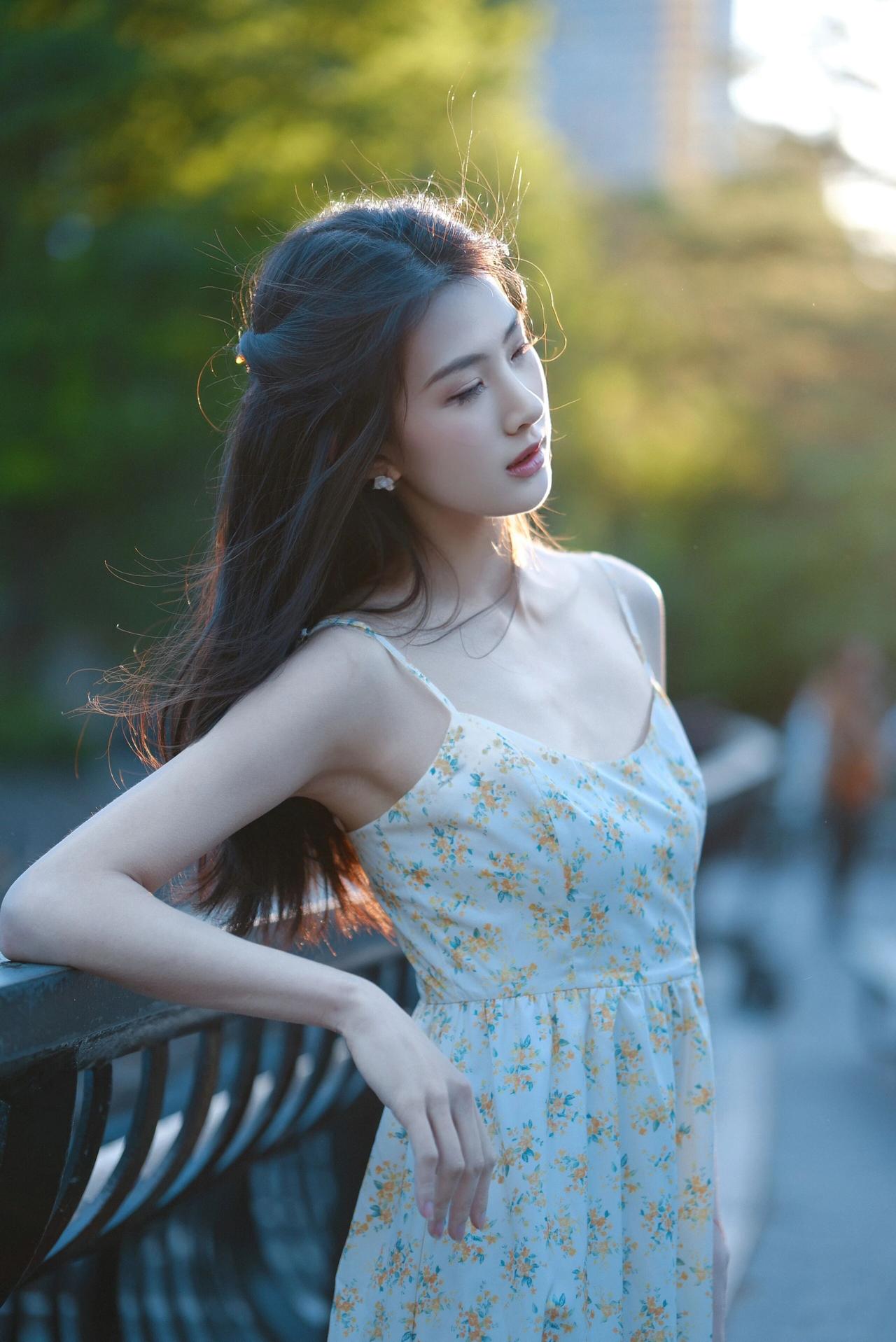 夏日午后，阳光洒落，少女倚栏沉思。
