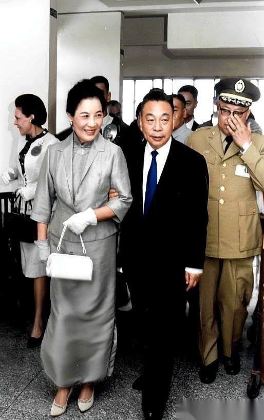 一张老照片，一个男人，一个女人。女人不是他妈，是他爸的女人。他扶着她，姿态堪