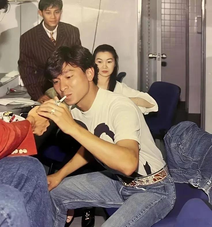 刘德华还吸烟啊！后面有个女的是张曼玉吧？​​​