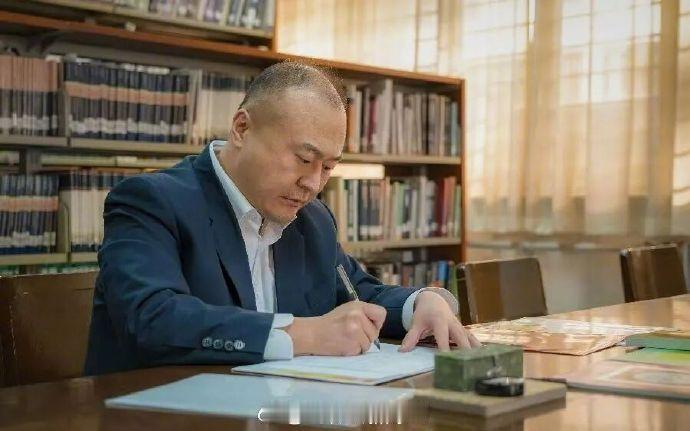 刷到这个热搜，第一反应不是感动，而是想拆解一下背后的传播逻辑。现象本身很简单