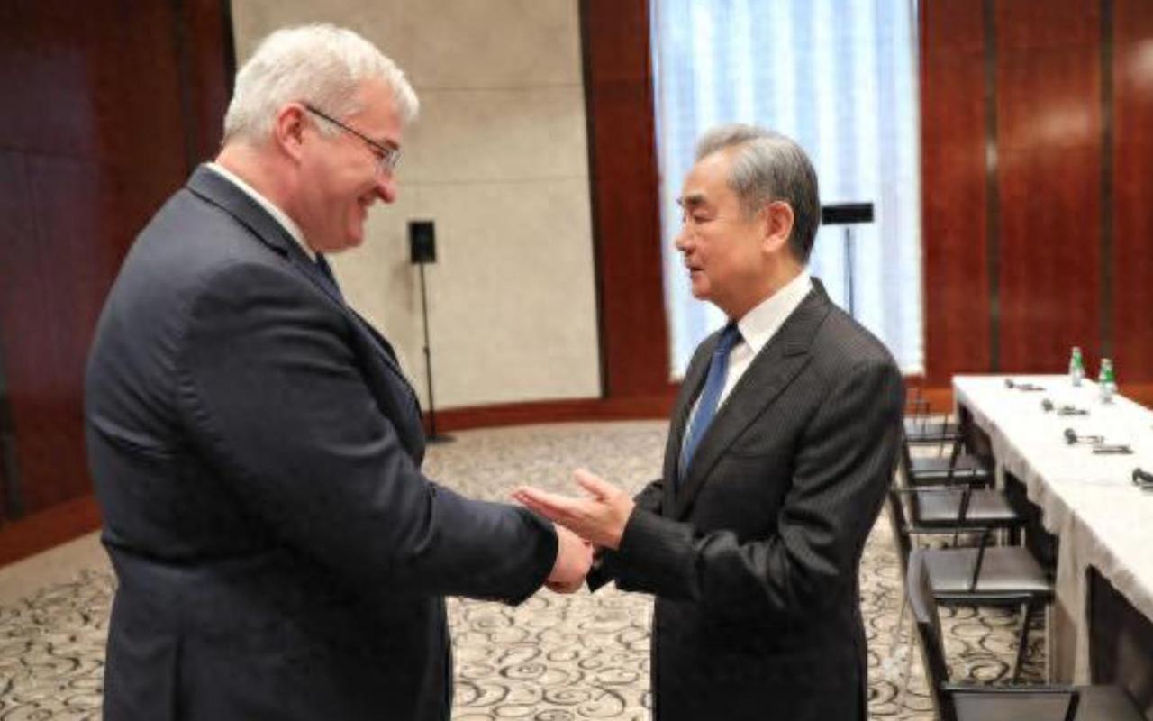 慕尼黑的安全会议现场，上演了一场足以载入外交史册的“黑色幽默”。就在王毅外长与美