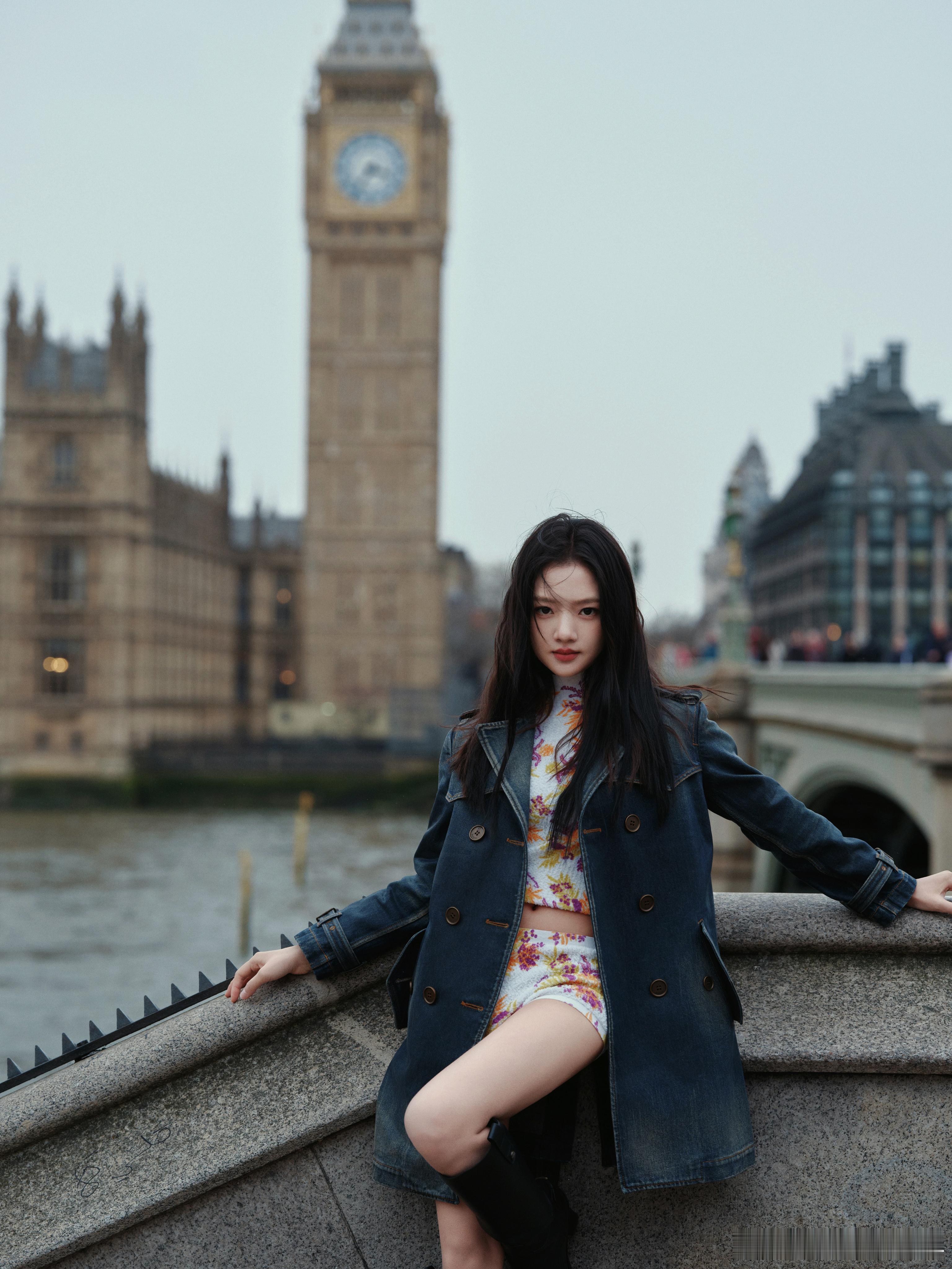 任敏伦敦秀场生图状态任敏风衣搭配花卉辣妹套装敏敏子这波穿搭赢麻了！风衣的利落撞