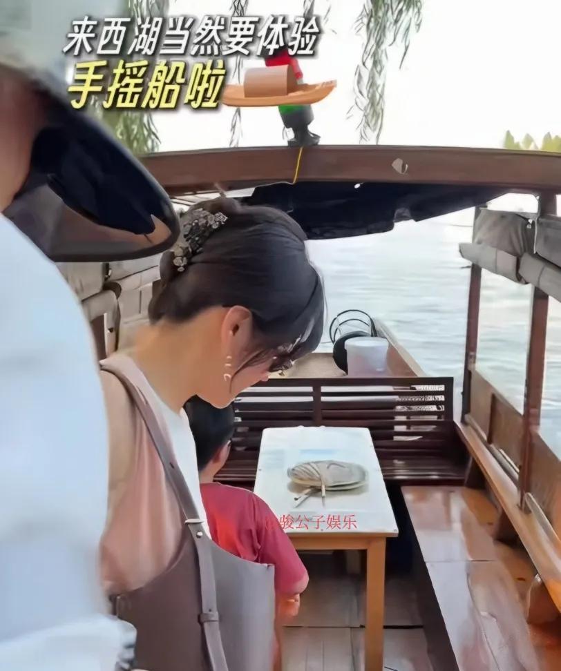 蔡琳带儿子民宇游览西湖，体验坐手摇船。韩国毕竟比较小，民宇没见过这么宽广的湖，他