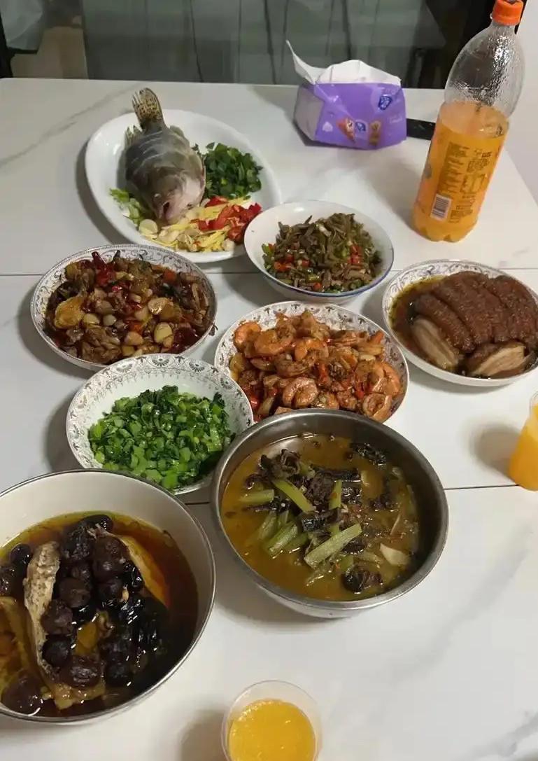 每次去儿媳家，满满一桌子菜，我心里满是感慨以前总听旁人说婆媳难处，我心里也多