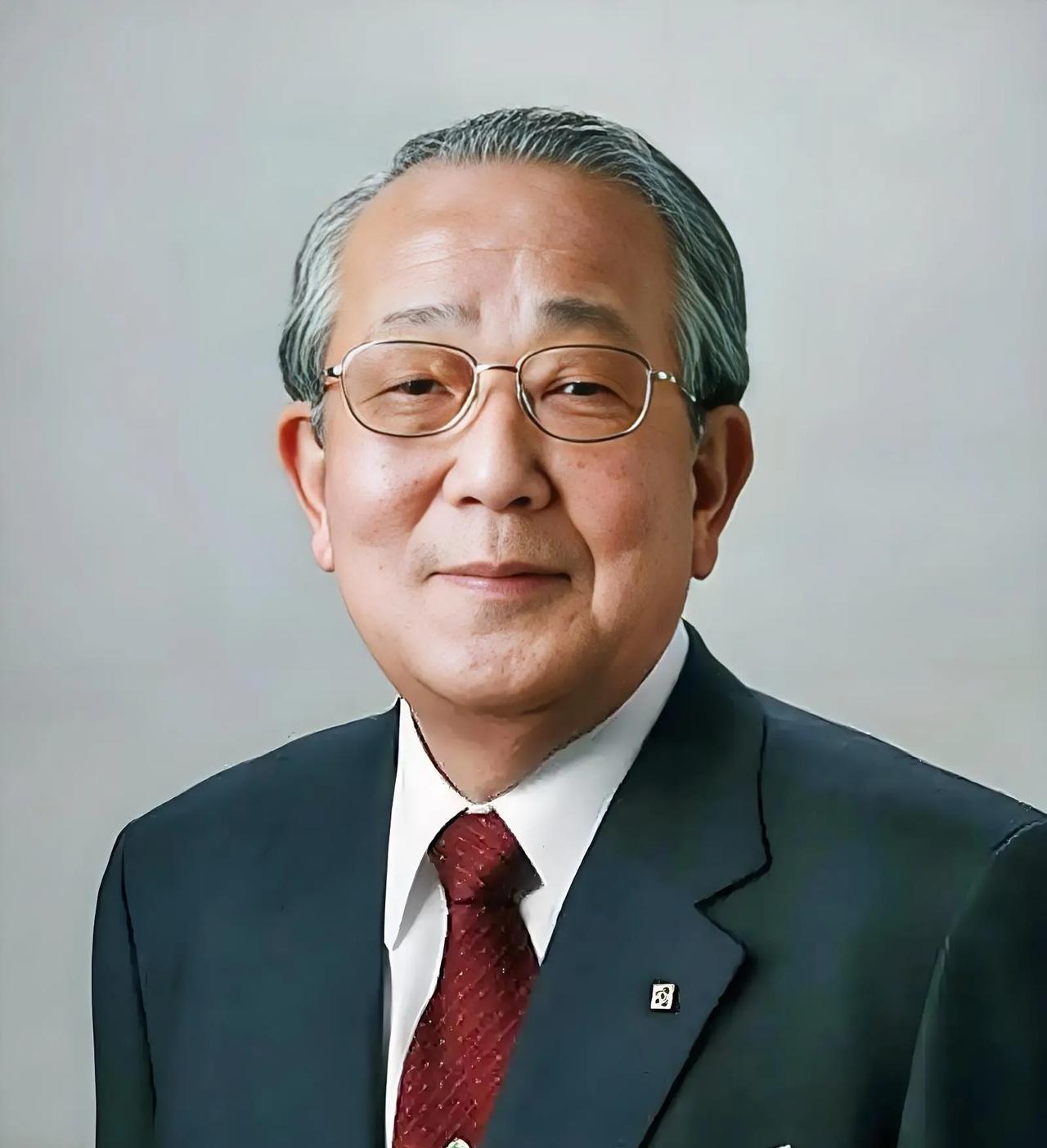 稻盛和夫说：“人这一辈子想要成功，手里必须有几张好牌：学历是铜牌，能力是银牌，人