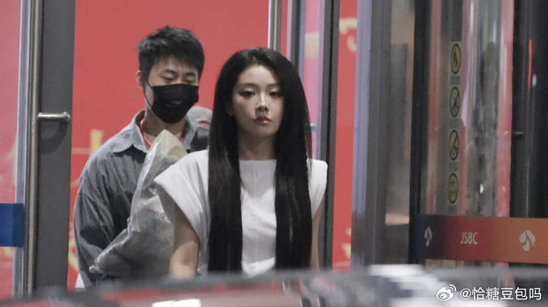 喻言打歌彩排下班路透造型喻言这次打歌彩排下班的路透照里，一身白色短T搭配黑色