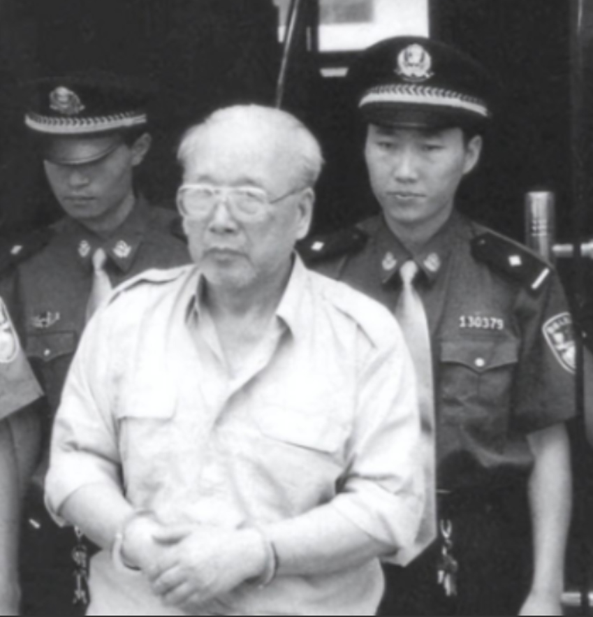 1998年，一古稀老头和寡妇正在床上翻云覆雨，正当俩人难舍难分的时候，却被人一脚