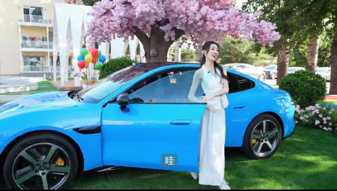 朱美吉落日之前是卡布里蓝刚刷到朱美吉的自驾vlog，直接被画面里的氛围感给治愈