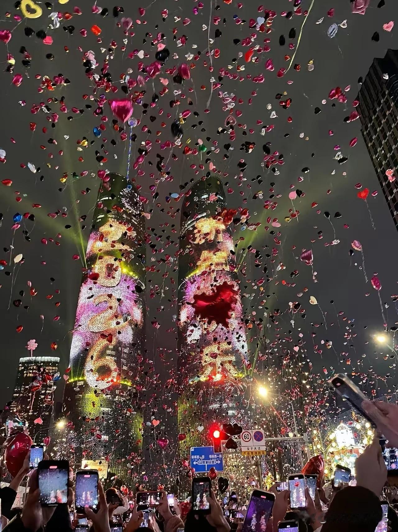 成都跨年夜多地放气球，这些气球最后都飞哪里了？有没有人看到呢？是不是最后破碎后都