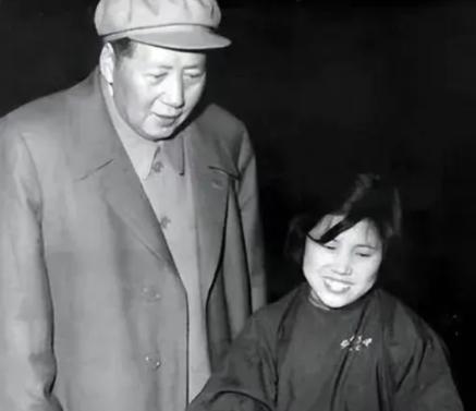 1958年，毛主席到工厂视察，一位怀孕女工激动的站起来高喊“毛主席好”，怎料，主
