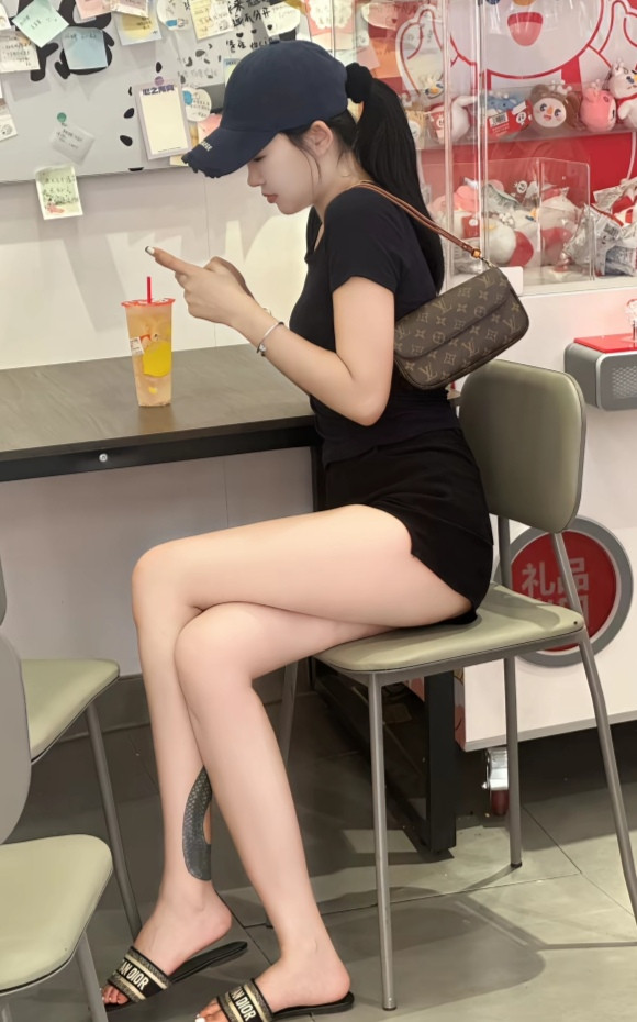 看着好干净，真的完美，喜欢这样的穿搭